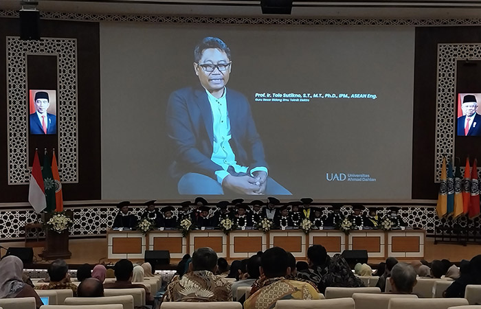 Profesor Tole Sutikno dikukuhkan sebagai Guru Besar Bidang Ilmu Teknik Elektronika, Instrumen, dan Kendali di Universitas Ahmad Dahlan (UAD), Senin (4/12/2023).