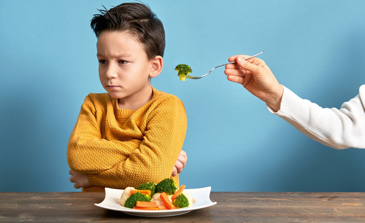 ilustrasi anak makan buah. Sumber foto: Freepik