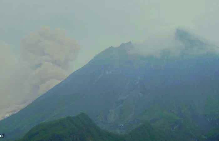 Gunung Merapi kembali menunjukkan aktivitas awan panas guguran pada Senin (4/12) petang. Masyarakat pun diimbau mewaspadai kemungkinan gangguan abu vulkanik.