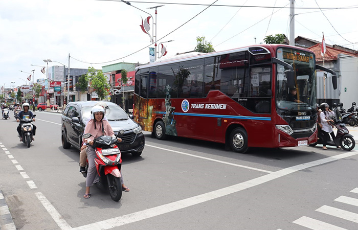 BEROPERASI : Bus Trans Kebumen resmi mengaspal di jalanan Kota Kebumen. Bus tersebut sementara difungsikan untuk angkutan pelajar dan penunjang sektor wisata.PROKOPIM KEBUMEN