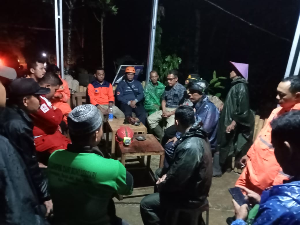 Tim reaksi cepat (TRC) BPBD Kabupaten Purworejo, PMI, dan Polsek Bener saat berunding untuk mengevakuasi korban pada Senin (4/12) malam.&nbsp;