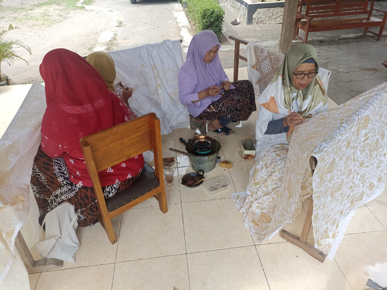 ALAMI: Sejumlah ibu dari Kalurahan Wukirsari, Imogiri, Bantul sedang membatik di Desa Wisata Kampung Batik Giriloyo, Senin (4/12). (Gregorius Bramantyo/Radar Jogja)
