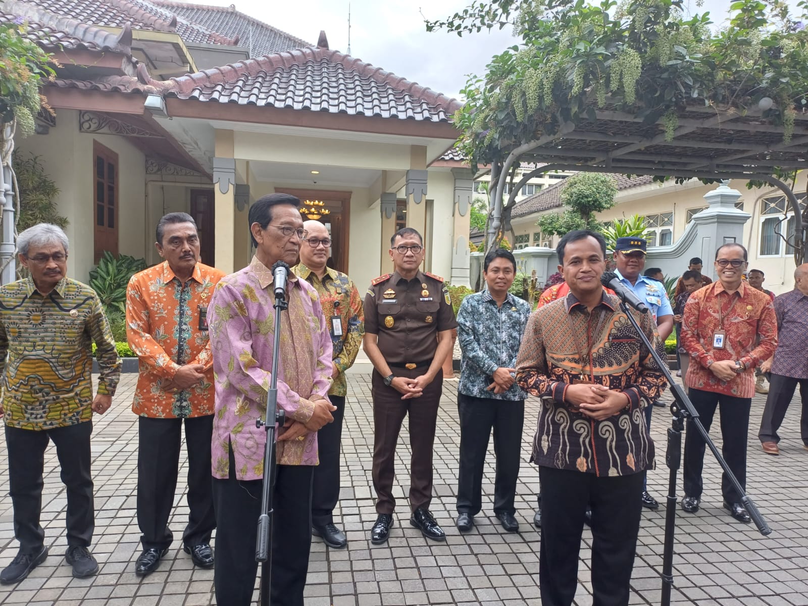 Gubernur DIY Hamengku Buwono X bersama Kepala Kantor Wilayah Dirjen Perbendaharaan Kementerian Keuangan DIY Agung Yulianta di Kompleks Kepatihan Jogja, Selasa (5/12). (Winda Atika Ira P/Radar Jogja )