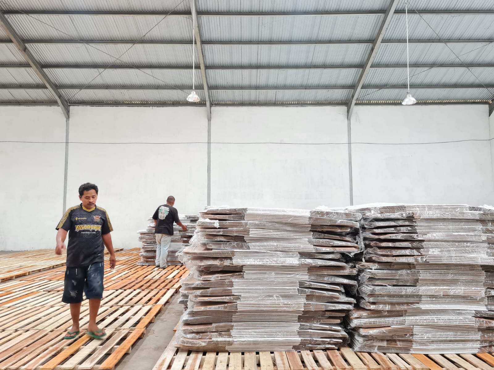 TERIMA LOGISTIK: Beberapa orang  menurunkan kotak suara untuk Pemilu 2024 di gudang Tamanagung, Muntilan, Senin (4/12).(Naila Nihayah/Radar Jogja)