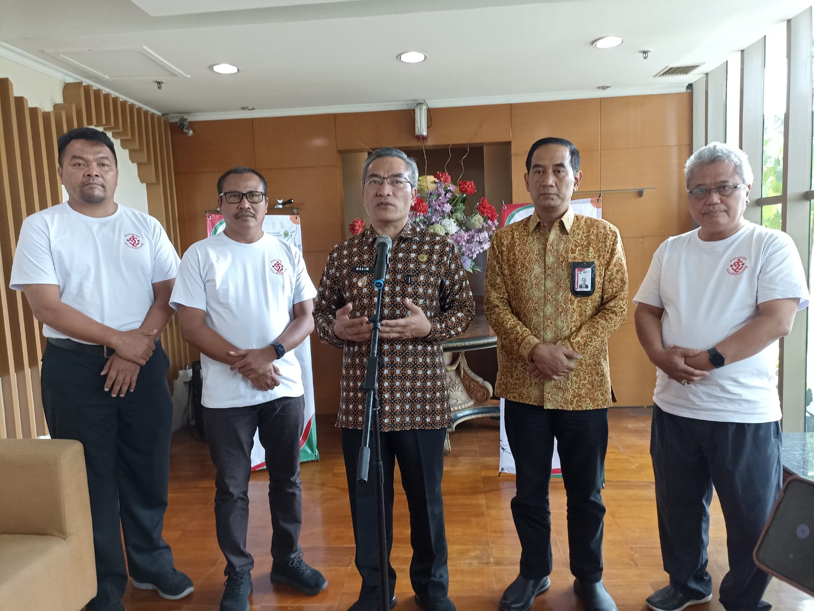 BIMTEK: Bupati Bantul Abdul Halim Muslih dan sejumlah pejabat memberikan keterangan Bimbingan Teknis Keluarga Berintegritas di Ros-In Hotel, Bantul, Selasa (5/12). (GREGORIUS BRAMANTYO/RADAR JOGJA)
