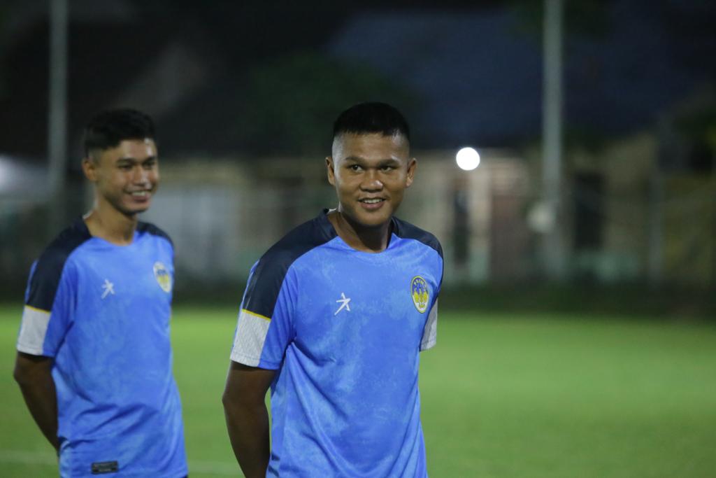 Keterangan Dua Pemain Baru PSIM Jogja, Alfriyanto Nico Saputro dan Muhamad Fadilla Akbar saat Mengikuti Latihan Rutin Skuad Tim Laskar Mataram. (Dokumen PSIM Jogja)