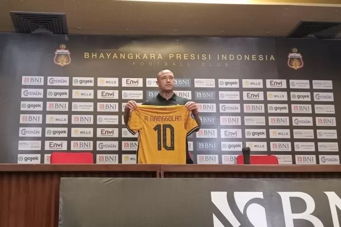 Radja Nainggolan saat diperkenalkan secara resmi sebagai pemain baru Bhayangkara FC di Jakarta, Senin (4/12). (ANTARA/RAUF ADIPATI)