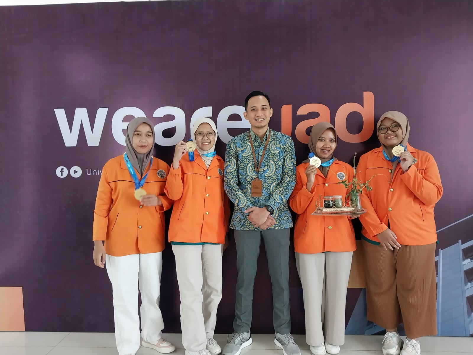 Tim Songgolangit UAD yang berhasil medali emas pada ajang Pekan Ilmiah Mahasiswa Nasional (Pimnas) ke-36 yang digelar di Universitas Padjajaran Bandung / Wulan Yanuarwati  - Radar Jogja