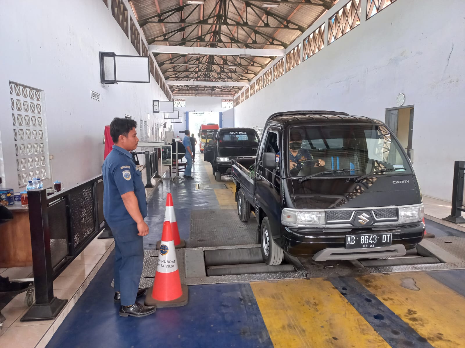 CEK: Petugas Dishub Bantul melakukan uji berkala kendaraan bermotor. (Dok Dishub Bantul)