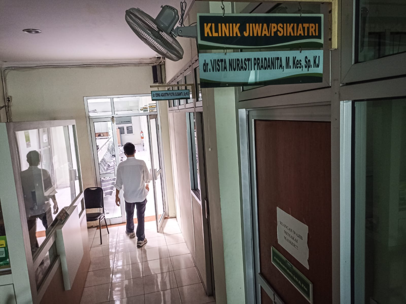 SIAP: Petugas berjalan di depan ruangan klinik jiwa di RSUD Panembahan Senopati Bantul, Rabu (6/12). (Gregorius Bramantyo/Radar Jogja)