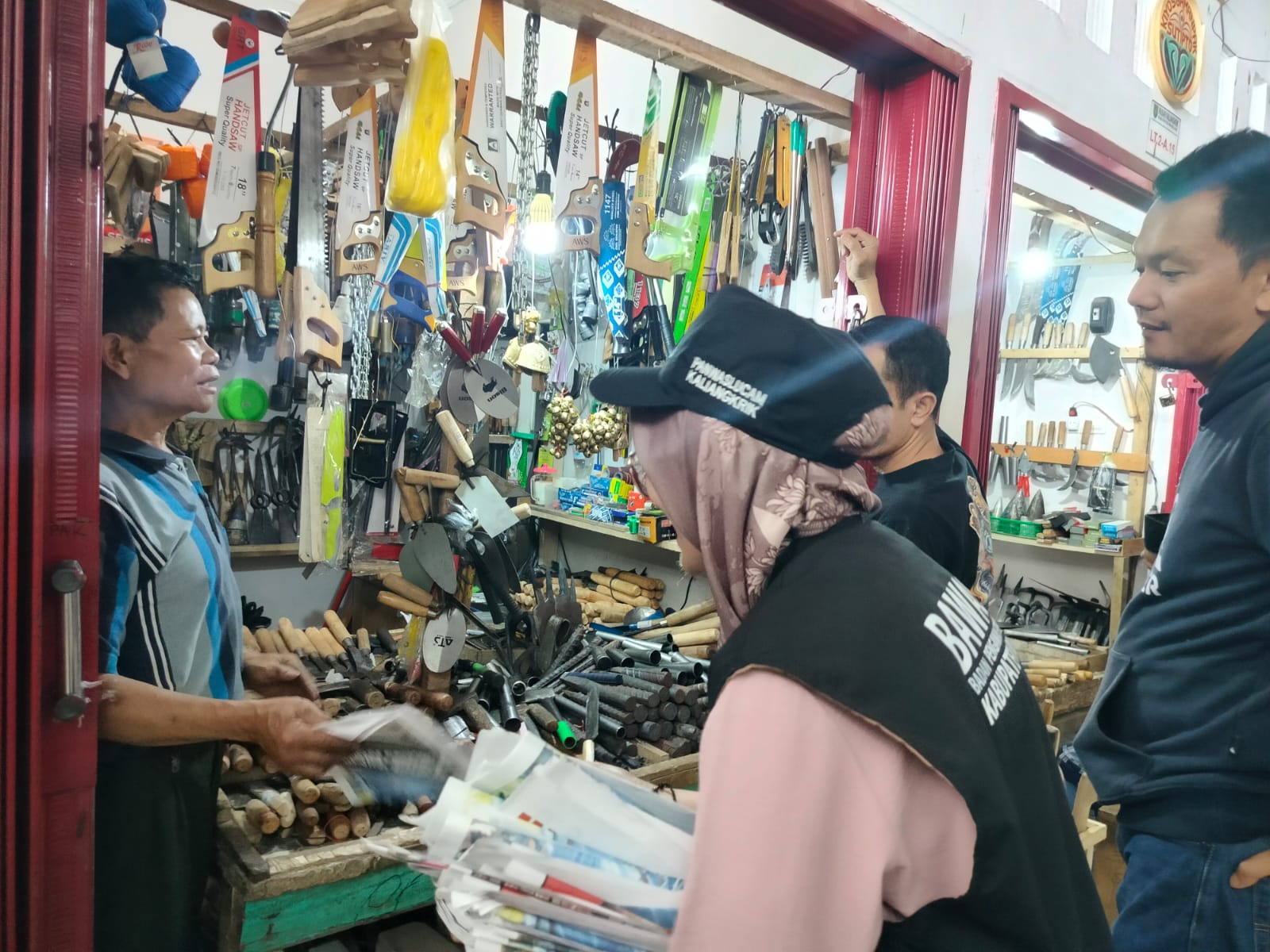 SITA TABLOID: Panwaslu Kecamatan Kaliangkrik menyisir beberapa titik di Pasar Kaliangkrik yang mendapatkan tabloid Indonesia Maju, Rabu (6/12).