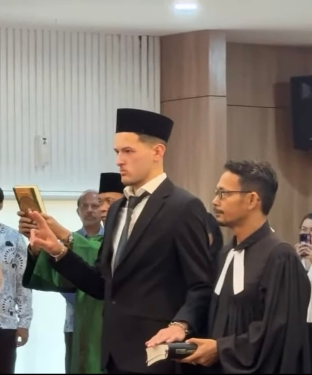 Justin Quincy Hubner mengambil sumpah menjadi WNI di Kantor Wilayah Kemenkumham Jakarta (akun X garistengah_id)