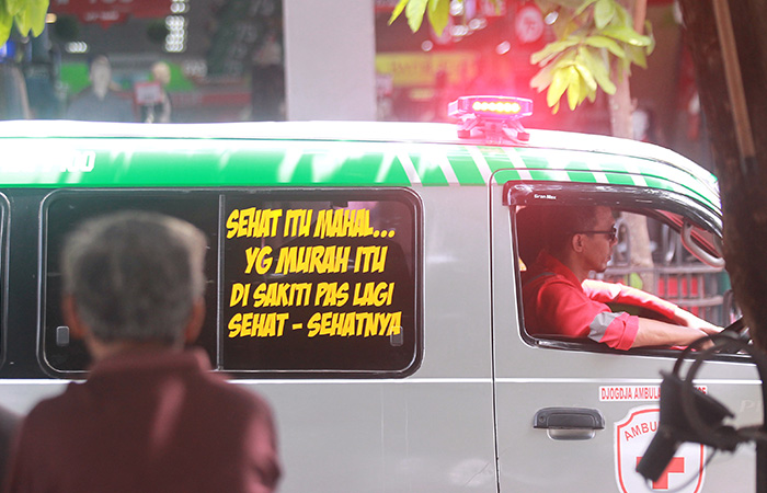 Mobil ambulans yang dihiasi stiker bertuliskan kalimat ajakan untuk hidup sehat saat melintas di kawasan Malioboro, Kota Jogja, Rabu (6/12). GUNTUR AGA TIRTANA/RADAR JOGJA