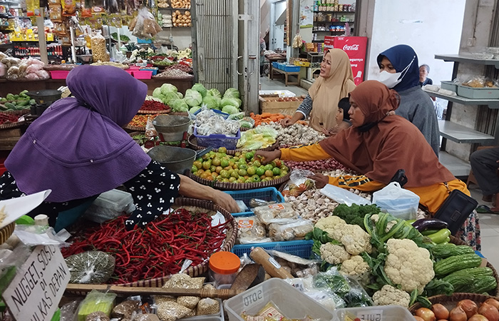 PILIH-PILIH: Pedagang kebutuhan pokok di Pasar Baledono&nbsp;Purworejo&nbsp;tengah melayani pembeli di kiosnya pada Rabu (6/12).JIHAN ARON VAHER/RADAR JOGJA