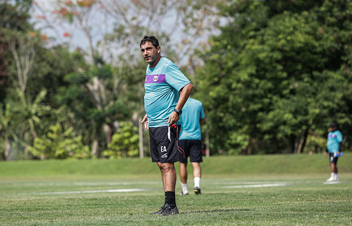 KAYA PENGALAMAN: Pelatih RANS Nusantara FC Eduardo Almeida saat mendampingi timnya menjalani latihan.DOKUMEN RANS Nusantara FC