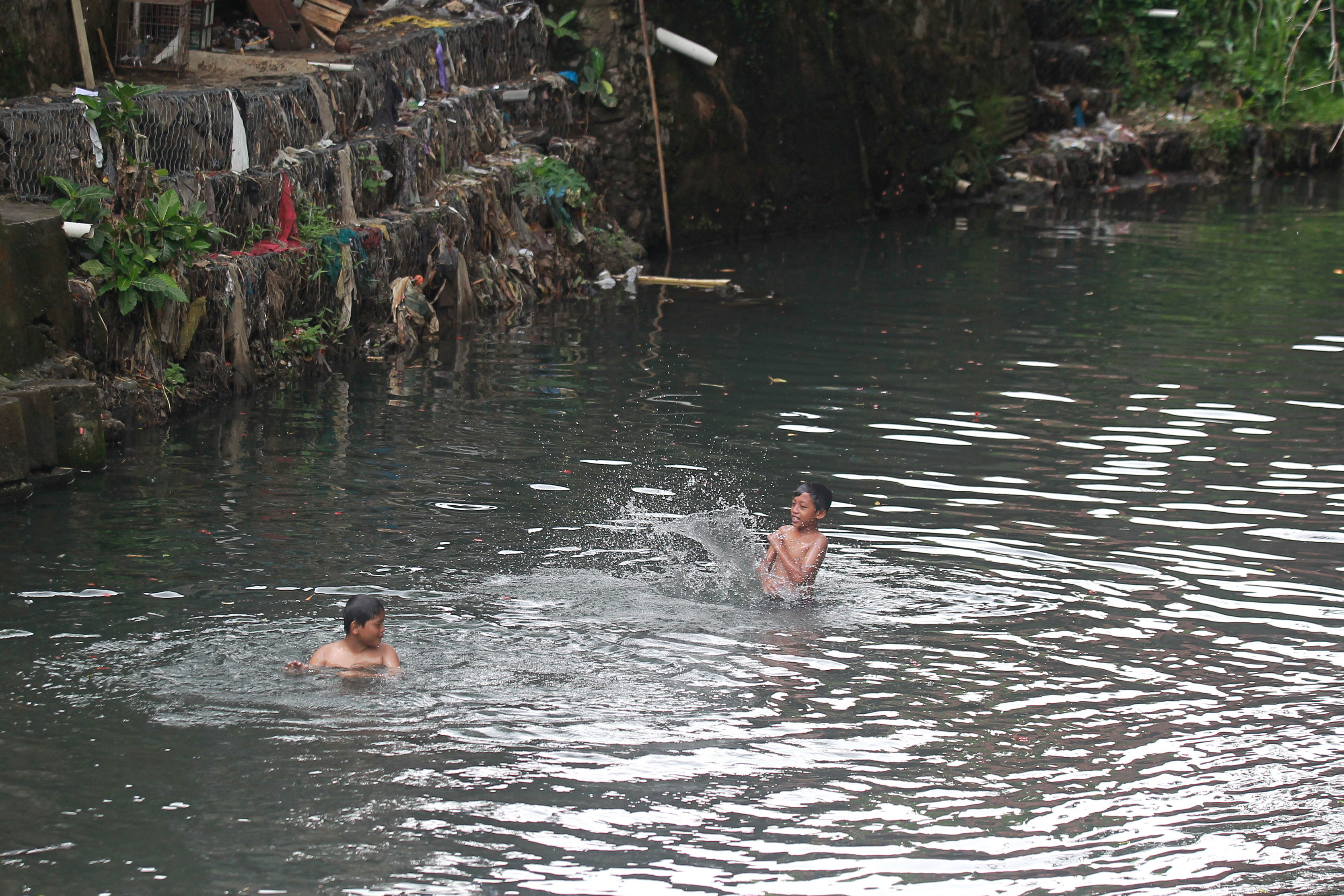 Bocah mandi di Sungai Gajahwong, Kota Jogja, Selasa (5/12).GUNTUR AGA TIRTANA