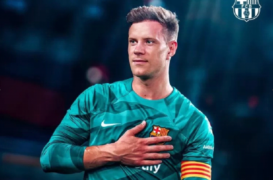 Ter Stegen alami cedera punggung dan akan masuk ke meja operasi.(Twitter.com/@FCBarcelona)