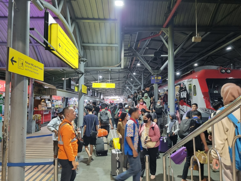 Para penunpang  memadati Stasiun Tugu Jogjakarta. Selama musim libur Natal dan TahunBaru (Nataru) PT KAI melakukan penjualan tiket lebih awal.