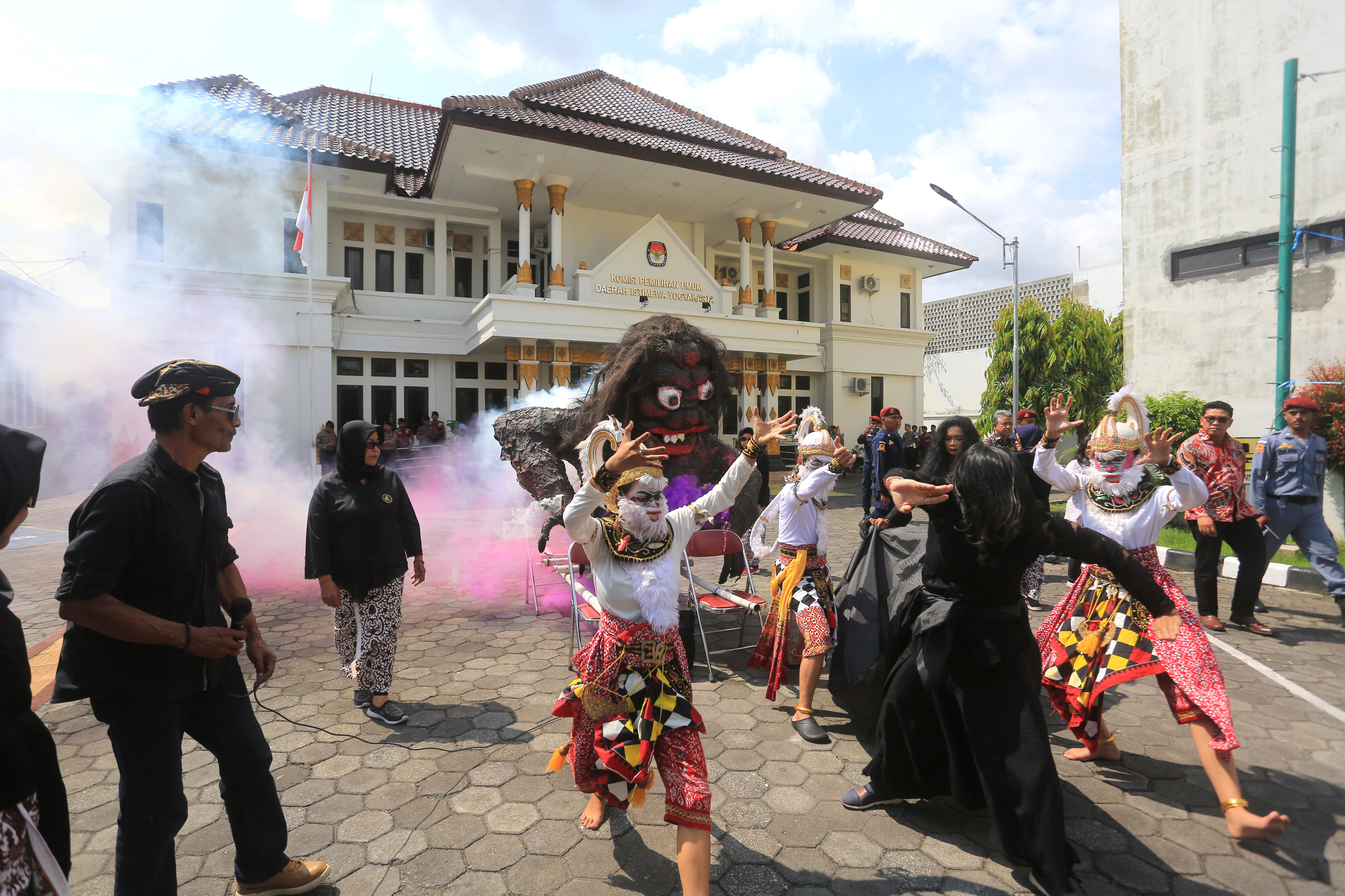 Para seniman saat menari di depan ogoh-ogoh di kantor KPU DIY, Kamis (7/12). GUNTUR AGA TIRTANA/RADAR JOGJA