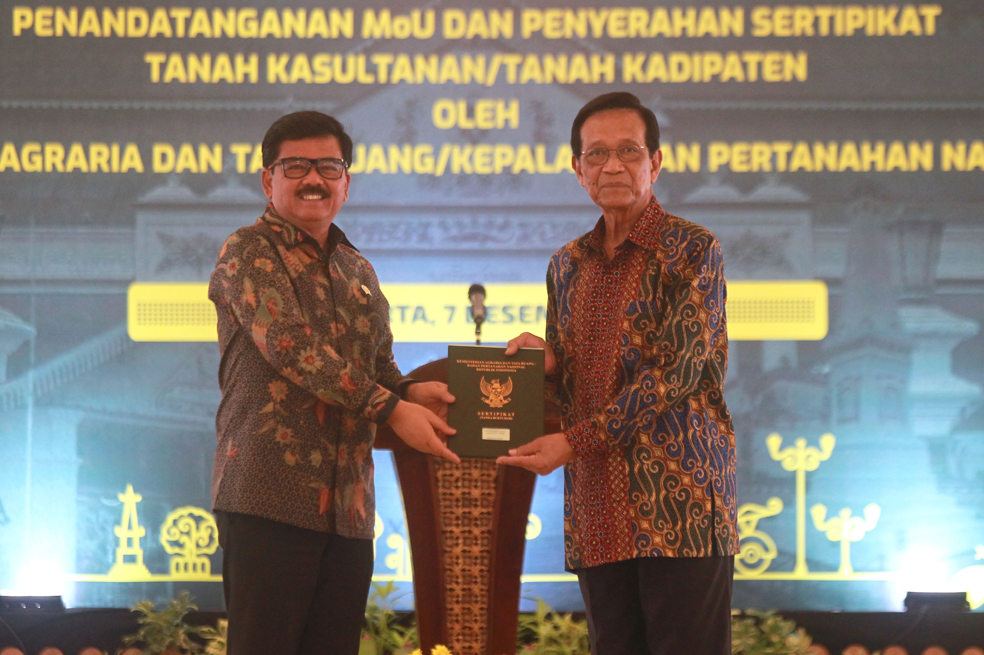 Menteri Agraria dan Tata Ruang/Kepala Badan Pertanahan Nasional Hadi Tjahjanto menyerahkan sertifikat Tanah Kasultanan dan Tanah Kadipaten Pakualaman kepada Gubernur DIJ Sultan HB X.
