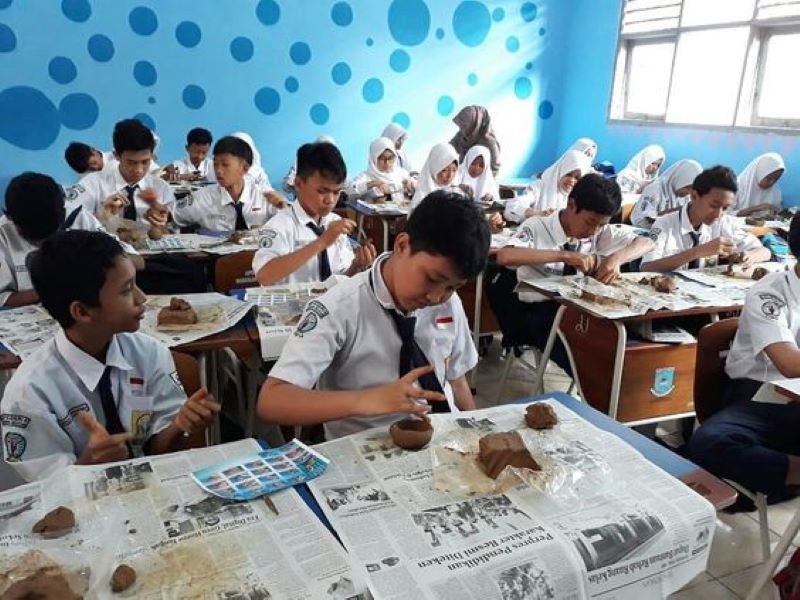 Ilustrasi siswa SMP sedang belajar keterampilan. (Pinterest/instagram.com)
