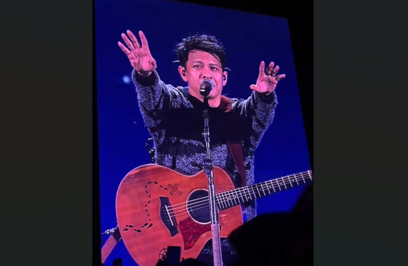 Ariel Noah saat membawakan laguMenghapus Jejakmu dalam konser terakhirnya sebelum hiatus. (Tangkapan TikTok/@put.hani)