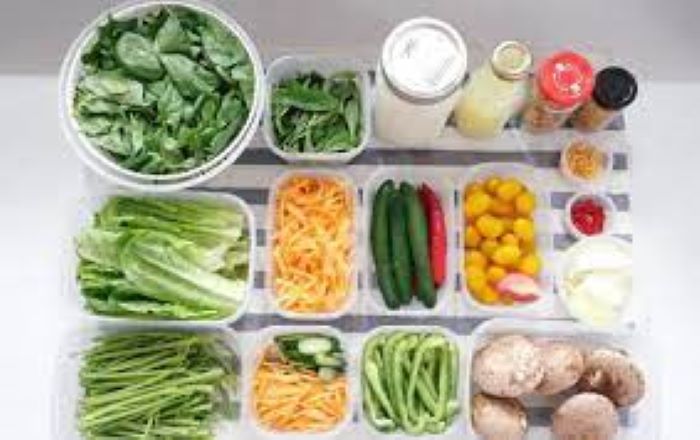 Gunakan wadah atau Ziplok untuk menyimpan sayur agar tahan lama ( wowkeren.com )