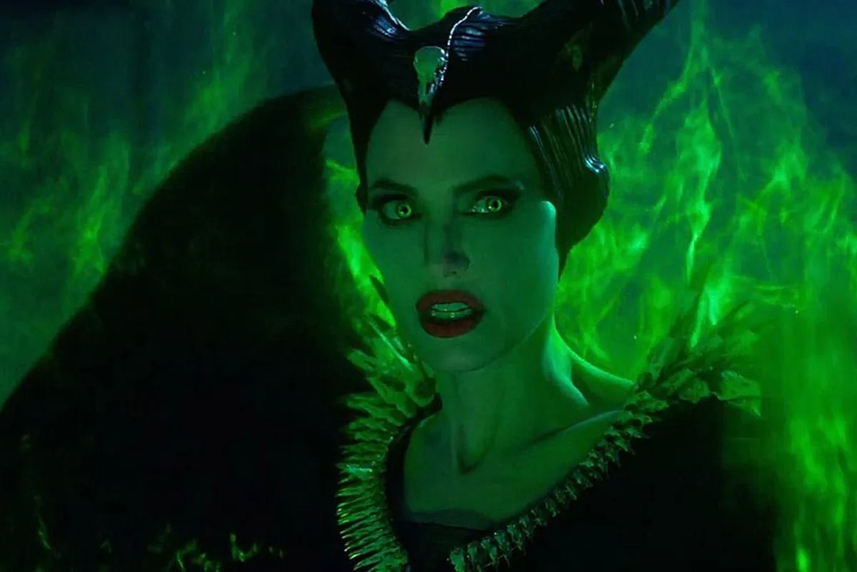 &nbsp;!sosok Angelina jolie sebagai penyihir jahat di Malificent ( Foto : disgusting.com )