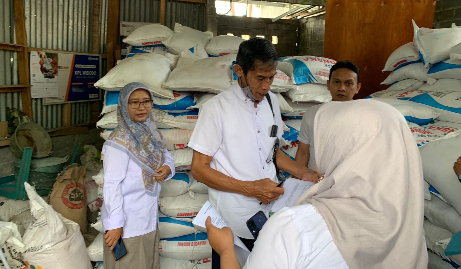 Disdag Kabupaten Gunungkidul melakukan sidak kios penyalur pupuk subsidi di wilayah Semugih, Rongkop belum lama ini.