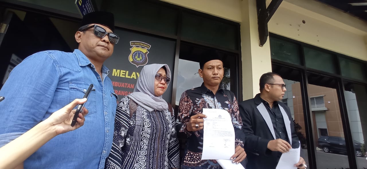 KHUSUS: Lurah Kalurahan Karangwuni, Kulonprogo, Anwar Musadad didampingi aktivis Paman Usman di Polda DIY Kamis (7/12). (Dwi Agus/Radar Jogja)