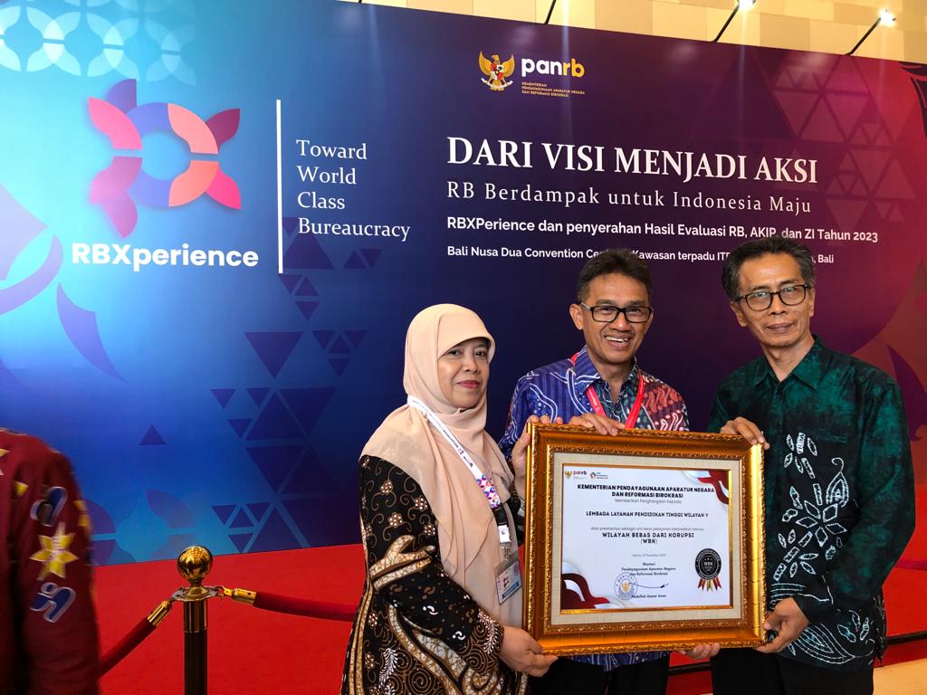 TERBAIK: Kepala LLDIKTI Wilayah V Yogyakarta Aris Junaidi menerima penghargaan predikat Zona Integritas Wilayah Bebas Korupsi (ZI-WBK) 2023. (Dok Istimewa)