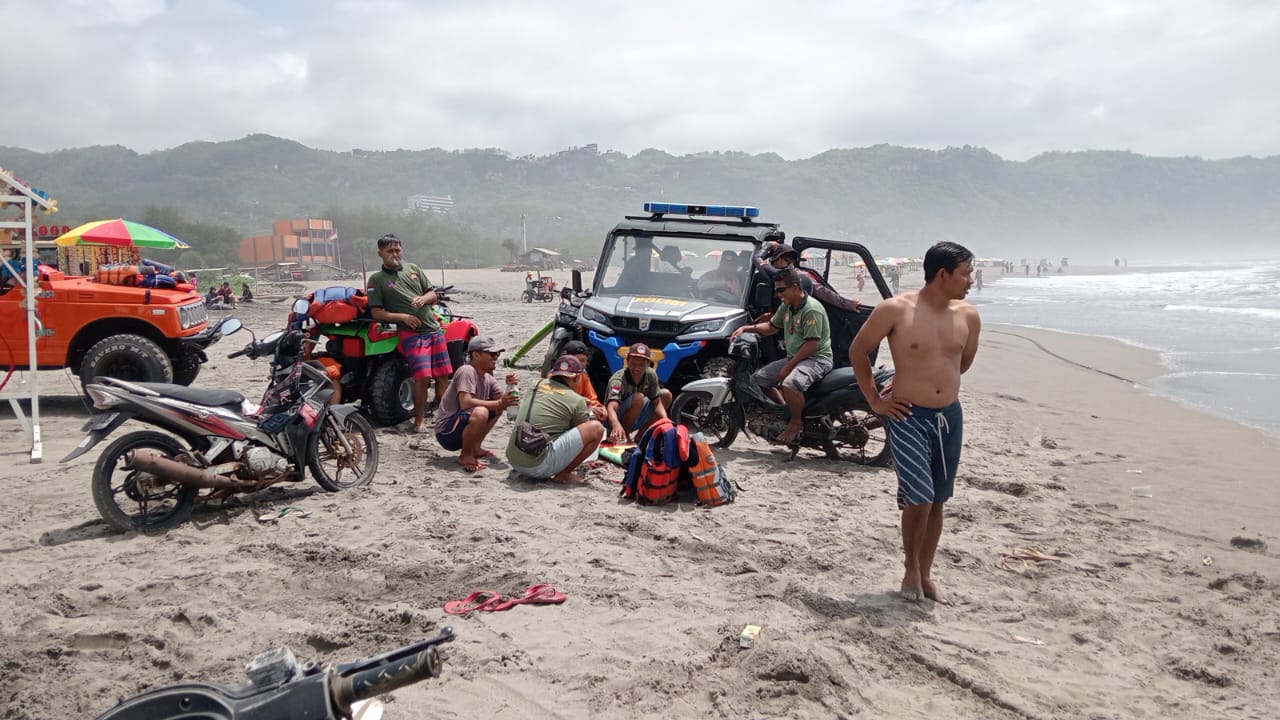 Sejumlah tim penolong berusaha mencari korban yang belum berhasil diselamatkan di Pantai Parangtritis, Bantul, Kamis (7/12). (Dok. SAR Satlinmas Wilayah Operasi III Parangtritis)