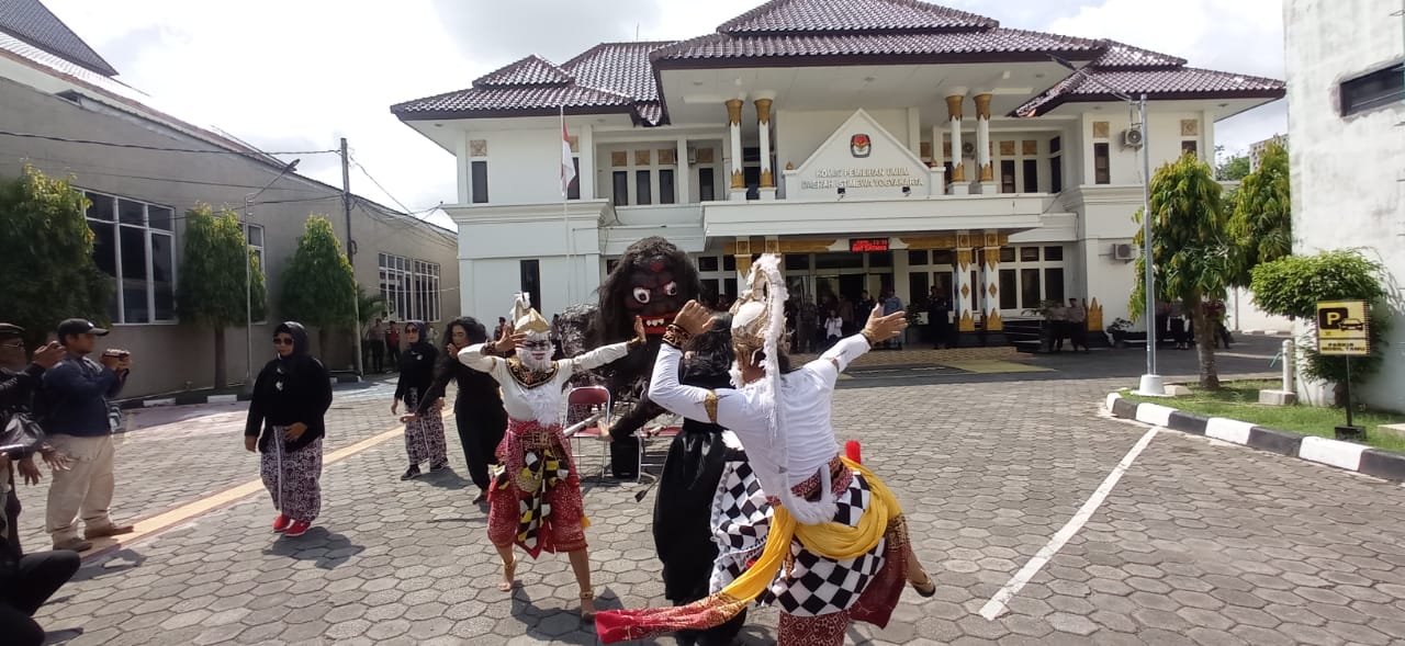 NETRAL: Sebuah ogoh-ogoh dibakar di halaman kantor KPU Daerah Istimewa Jogjakarta (DIJ), Kamis (7/12). (Dwi Agus/Radar Jogja)