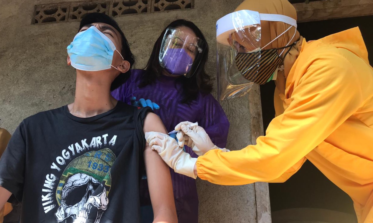JEMPUT BOLA &ndash; Petugas melakukan suntik vaksin Covid-19 dengan sasaran warga wilayah pesisir pantai  Doc Radar Jogja