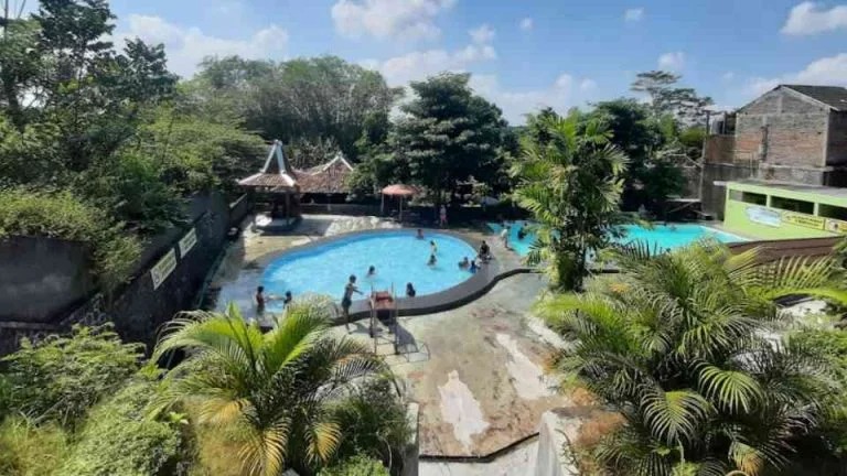 view di Ledok Pereng Swimming Pool (kacawisata.com )