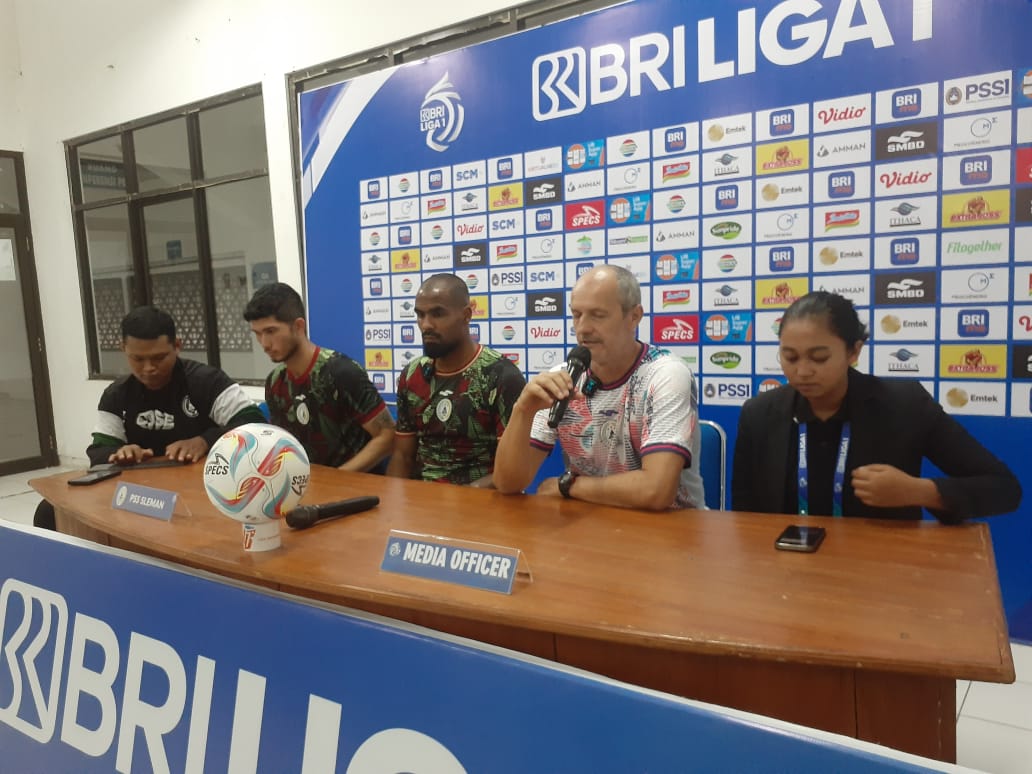 Pelatih PSS Sleman Risto Vidakovic dan Tahles Lira saat sesi jumpa pers, Kamis (08/12/2023)