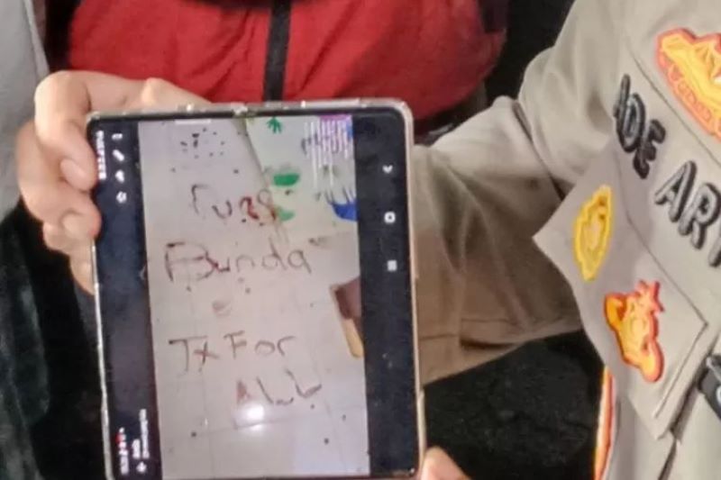 Tulisan merah di TKP 4 bocah tewas di Jagakarsa, Jaksel. (PMJ News)