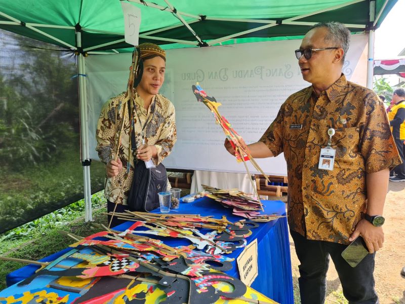 TINJAUAN : Wali Kota Magelang Muchamad Nur Aziz mengunjungi stan-stan pada kegiatan Magelang Parekraf Fair 2023 di Lapangan Kopti, Tidar Campur, Jumat (8/12/2023). (Naila Nihayah/Radar Jogja)