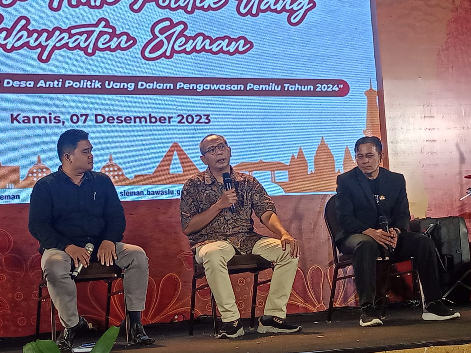 Talkshow sekaligus Deklarasi Desa Anti Politik Uang Kabupaten Sleman bertajuk Meneguhkan Semangat Desa Anti Politik Uang dalam Pengawasan Pemilu Tahun 2024 di UIN Jogja, Kamis malam (7/12/2023) / ist