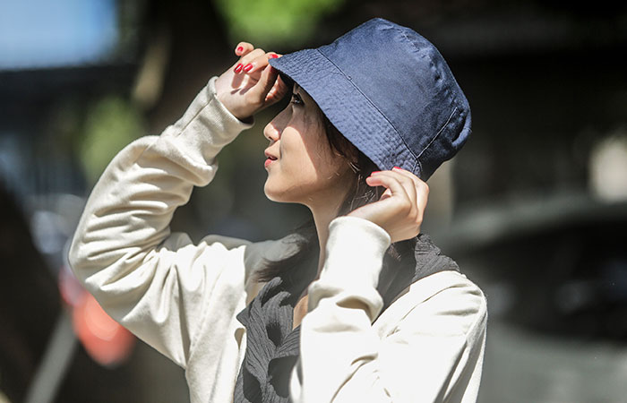 MULTIFUNGSI: Bucket hat adalah topi yang identik dipakai saat memancing. Namun ternyata bisa digunakan di berbagai aktivitas. Bahkan, kerap digunakan untuk penunjang fashion anak muda.
