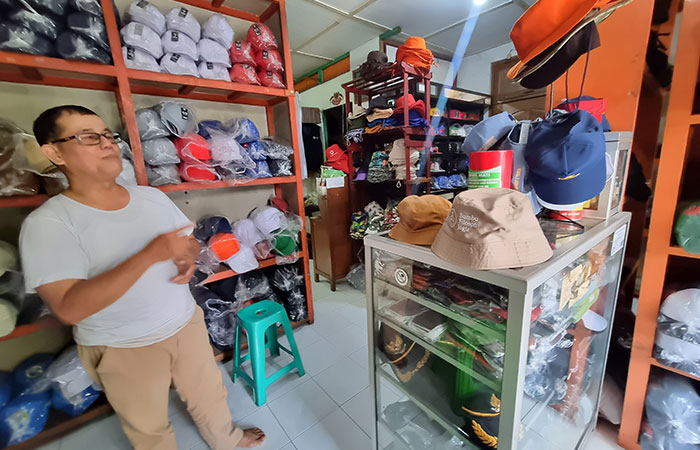 BERAGAM: Penjual bucket hat Ujang di bilangan Tegal Panggung Jogjakarta yang menjual eceran maupun grosir. Pelanggannya didominasi oleh anak-anak muda usia SMA hingga kuliah.
