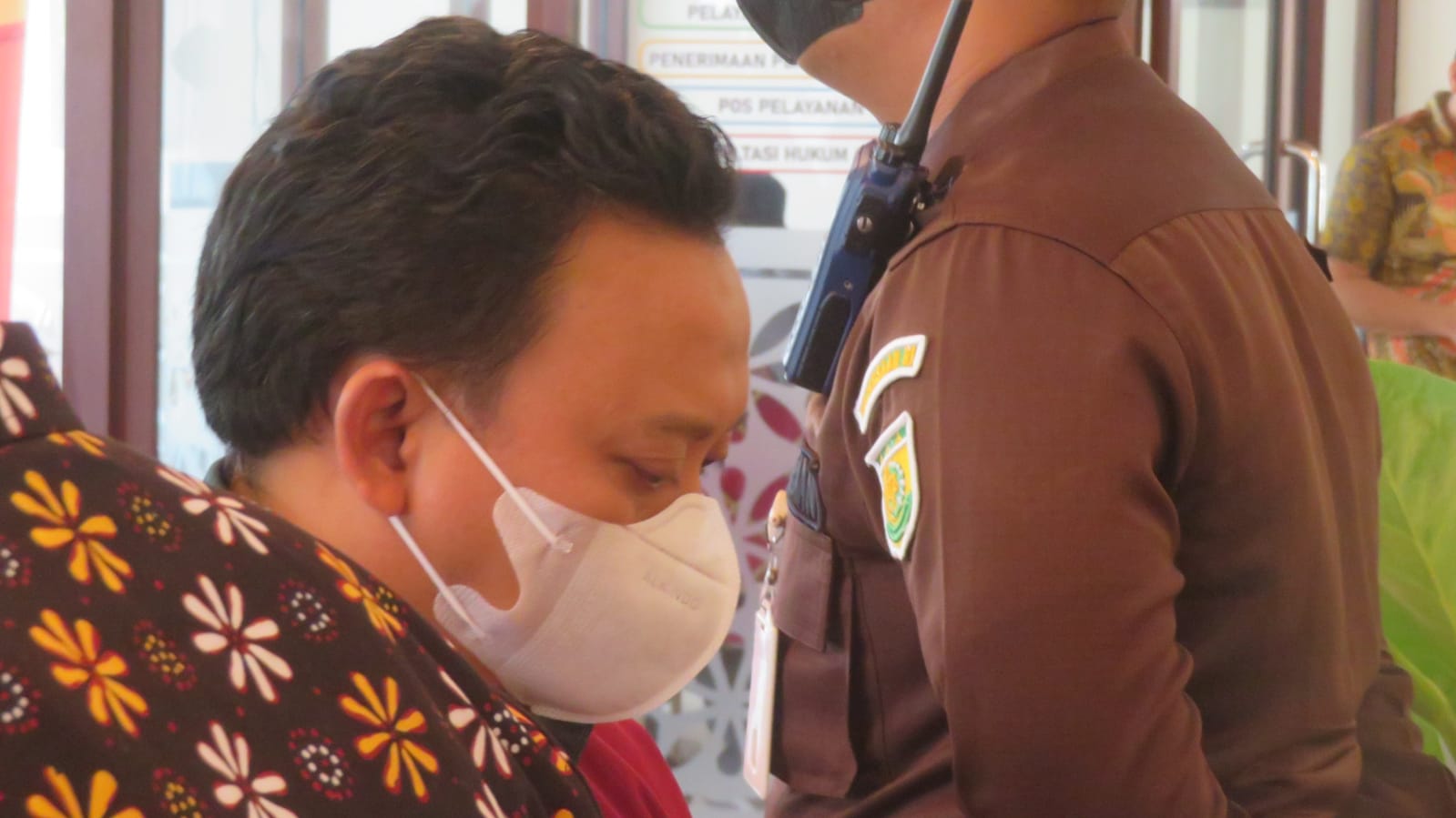TAHAN: Jogoboyo Kalurahan Caturtunggal Andi Sofyan tersangka perkara tanah kas desa (TKD) di Nologaten di Kejati DIY Jumat (8/12). (Dwi Agus/Radar Jogja)