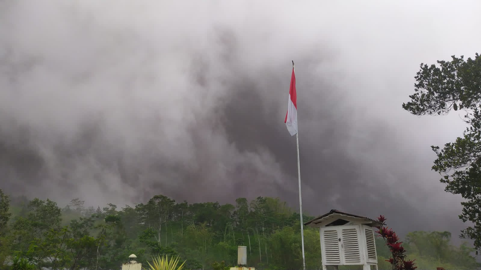 PANAS: Gunung Merapi terpantau memuntahkan APG. Hal itu membuat sejumlah desa di Kabupaten Magelang terdampak hujan abu.Dok: Akun X @BPPTKG
