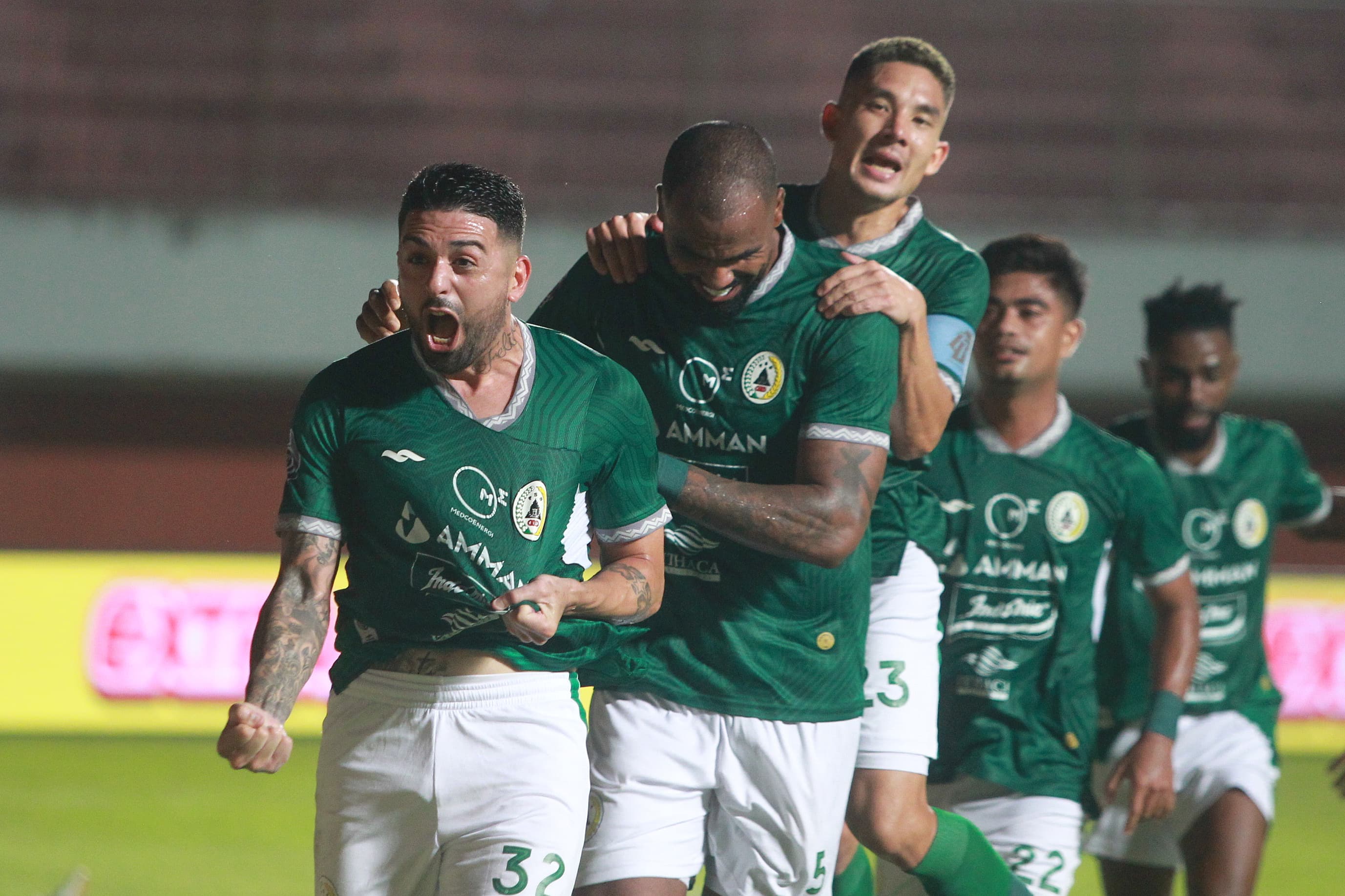 LEADING: Selebrasi Jonathan Bustos usai mencetak gol ke gawang Rans Nusantara di Stadion Maguwoharjo. (Guntur Aga Tirana/Radar Jogja)