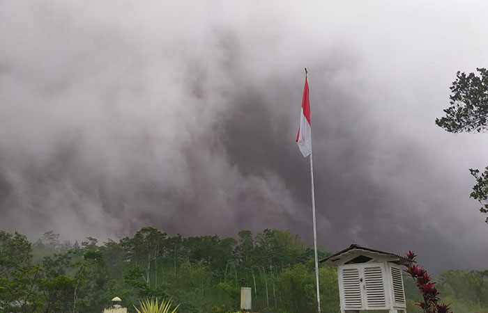 AWAN PANAS: Gunung Merapi terpantau memuntahkan APG. Hal itu membuat sejumlah desa di Kabupaten Magelang terdampak hujan abu.Dok: Akun X @BPPTKG