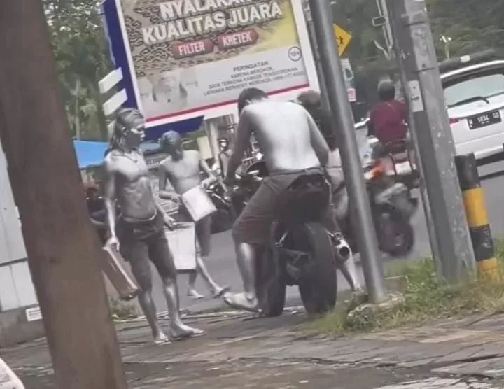 manusia silver (jawa pos)