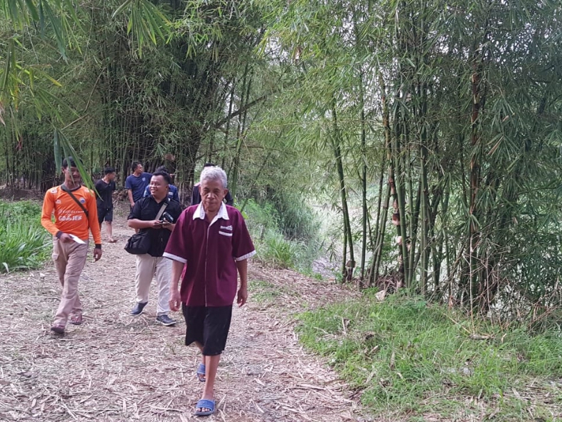 LAKA SUNGAI: Petugas dibantu warga melakukan proses pencarian terhadap tiga bocah yang dilaporkan tenggelam di aliran Sungai Lukulo. (Istimewa)