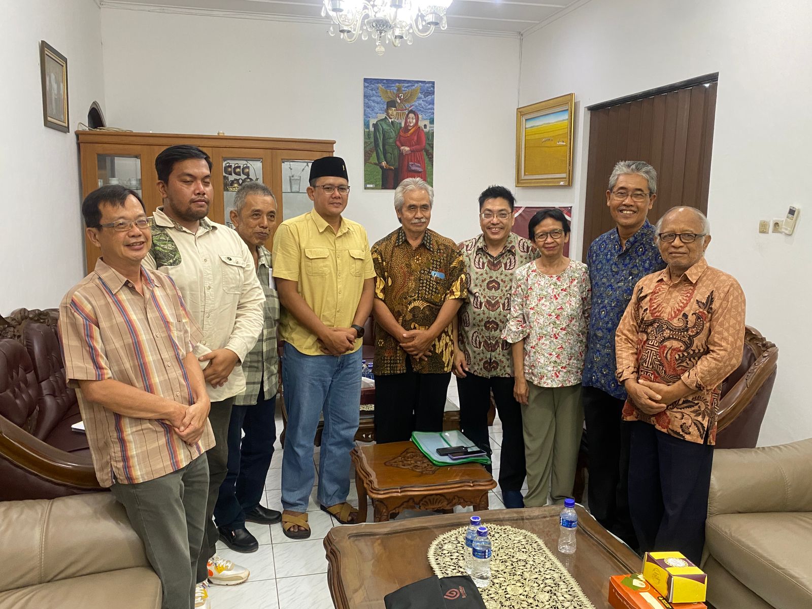Audiensi perwakilan Gereja ST Lidwina dengan Wakil Bupati Sleman, Danang Maharsa (peci) di Rumdin Wabup Sleman Kamis (8/12/2023). (Agung Dwi Prakoso /Radar Jogja)
