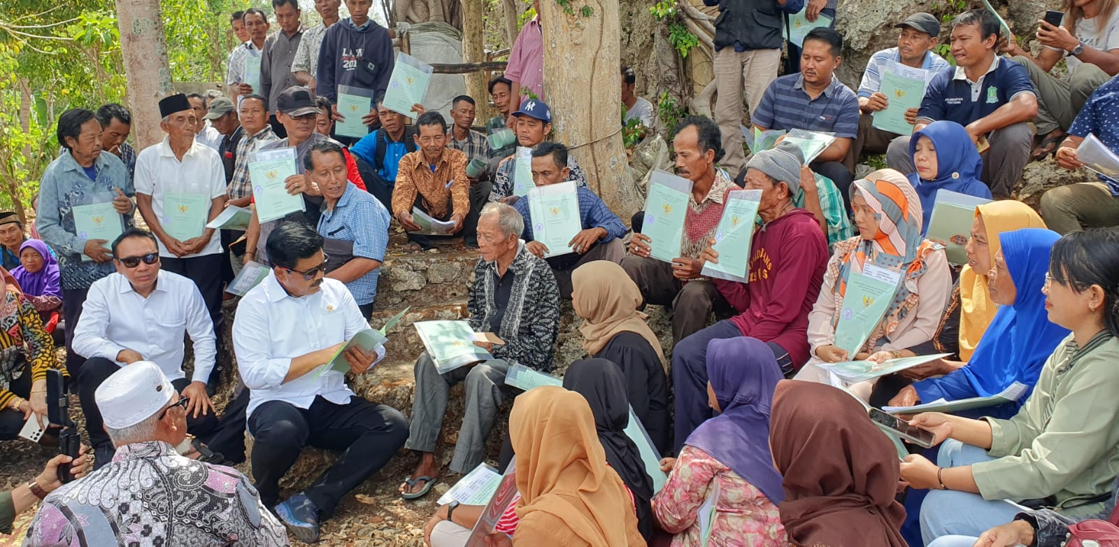 UNTUK JAMINAN - Menteri Agraria dan Tata Ruang/Kepala Badan Pertanahan Nasional (ATR/BPN), Hadi Tjahjanto berdialog dengan warga program PTSL di Kalurahan Tepus, Kapanewon Tepus Jumat (8/12)   GUNAWAN