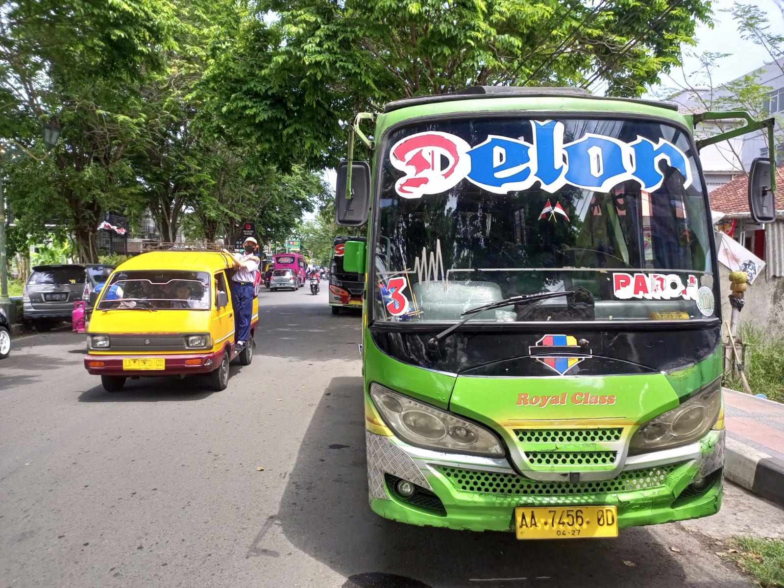 ANGKOT: Armada angkutan kota (angkot) tetap beroperasi meski kini punya saingan baru, Trans Kebumen. (M HAFIED/RADAR JOGJA)